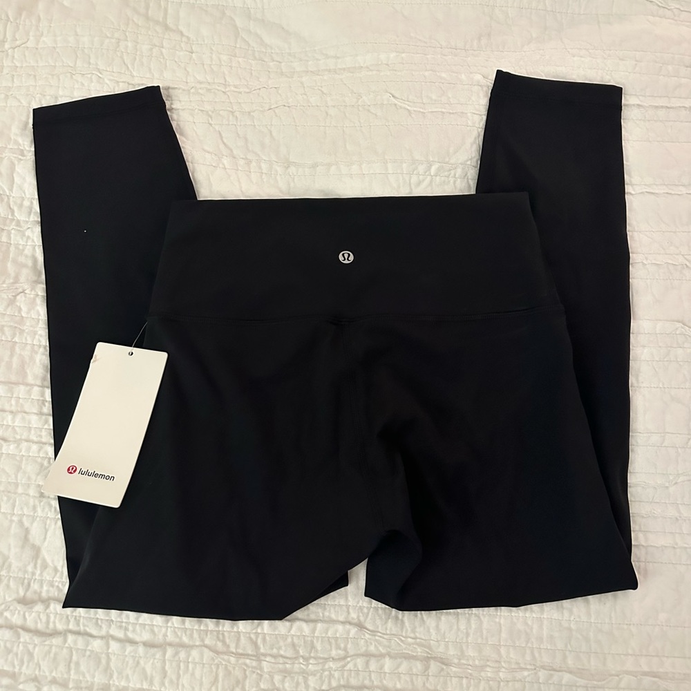 BRAND NEW WITH TAGS LULULEMON WUNDER UNDER HR CROP LEGGINGS!!!! ❕❕❕✨🤍